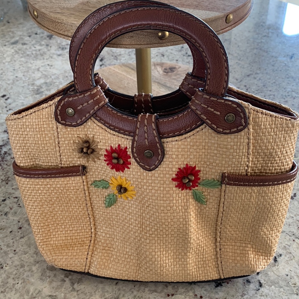 Fossil Straw Sm Handbag/purse w/stitched beaded flowers Very cute bag for Spring
